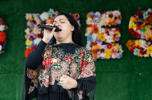 Noemí Andrade sings traditional Latino songs during the biannual BG Fiestaval on Clay Street on Saturday, May 3, 2025. The weekend-long fiesta included traditional Latino and Hispanic dances and music, authentic food from multiple vendors, piñatas, karaoke, contests, games and more.
GRACE MCDOWELL / DAILY NEWS
